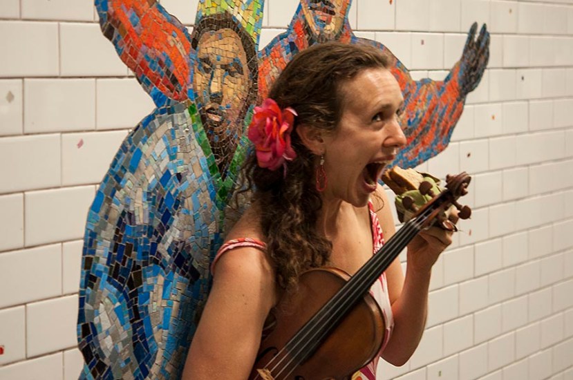 Violinist eats sandwhichDSC_9225