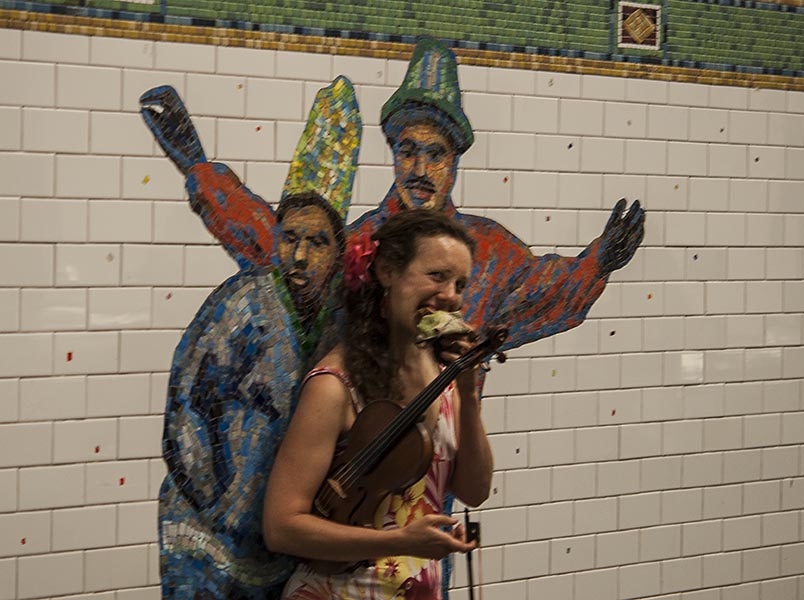 Violinst takes lunch breakDSC_9222