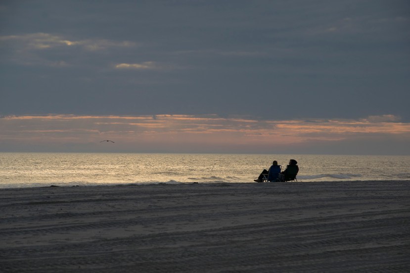 beach couple in fogDSC_7386