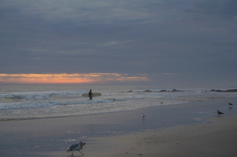 Surfer exits in fogDSC_7407