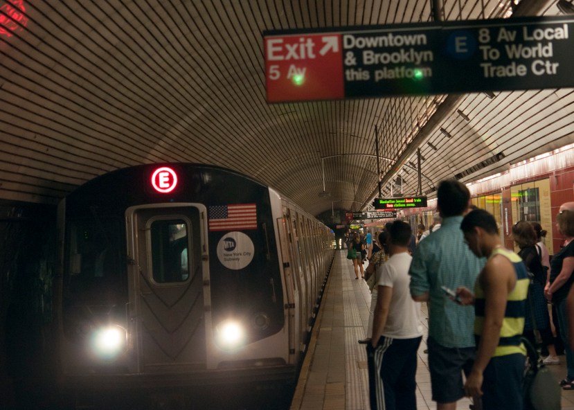 Subway train in staDSC_9323