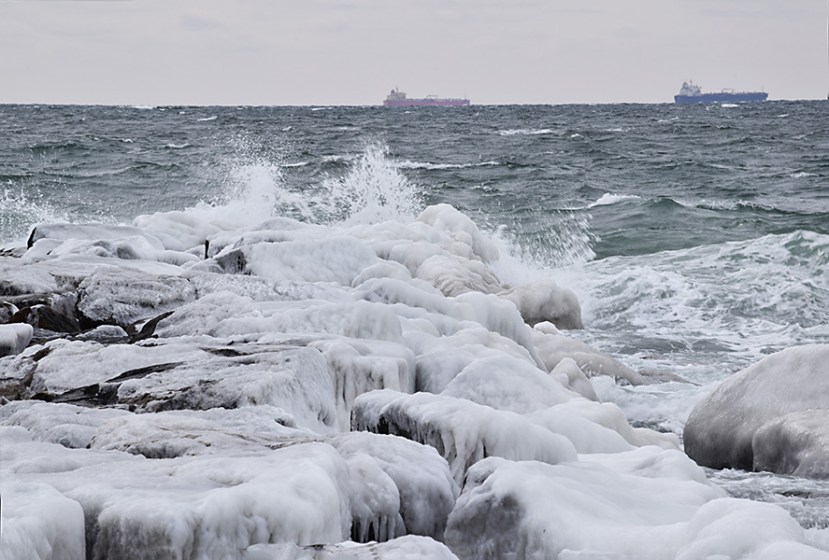 Ice jetty splash w ships DSC_8935