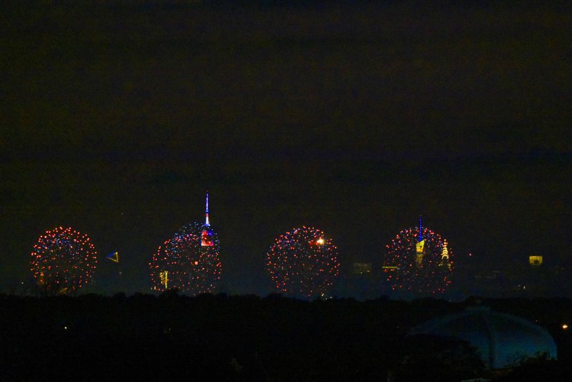 Fireworks w building DSC_3436.jpg